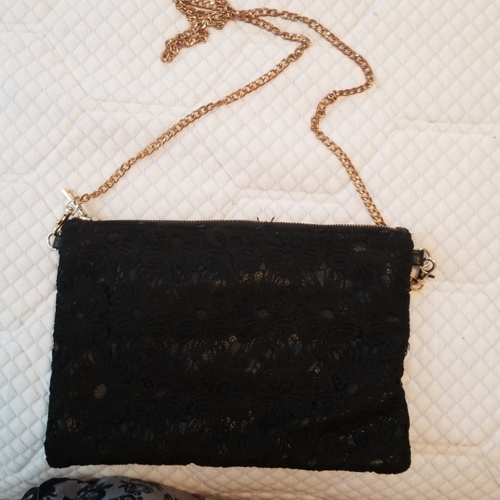 Large crocheted crossbody: black and gold